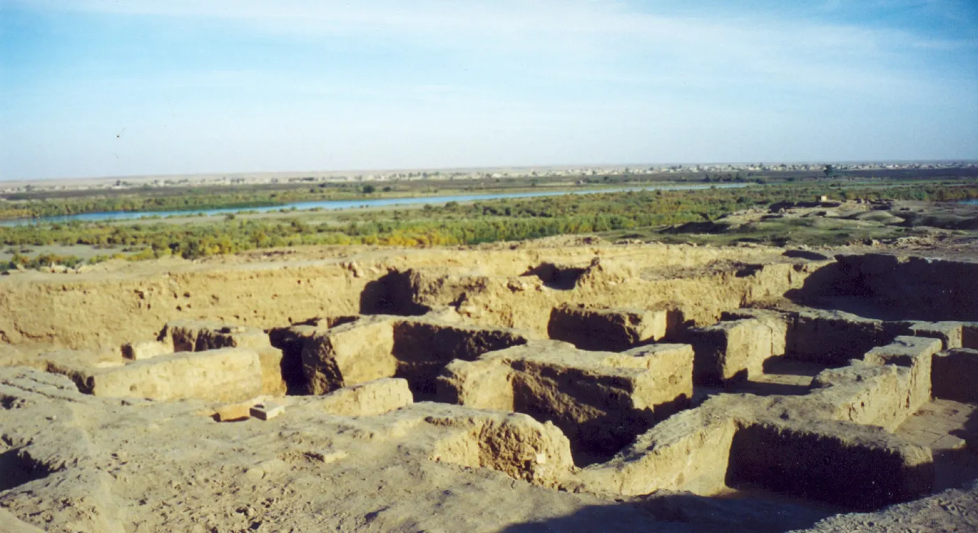 Weitblick über die archäologischen Überreste von Ashur bei Qal’at Sherqat im Irak.