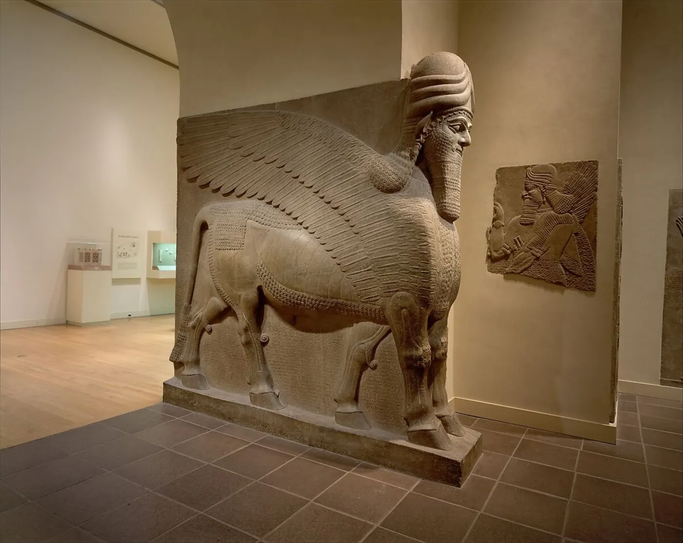 Monumentaler fünfbeiniger geflügelter Stierwächter mit Menschenkopf, für Ashurnasirpals II. Palast in Nimrud geschaffen.