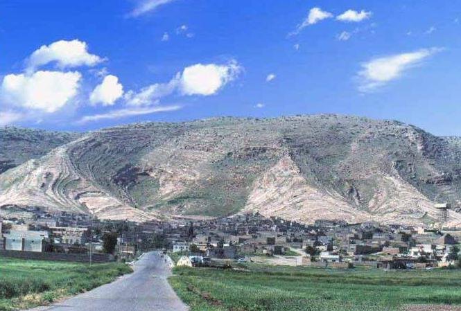 صورة أرشيفية لبلدة ألقوش أسفل سفحها الصخري.